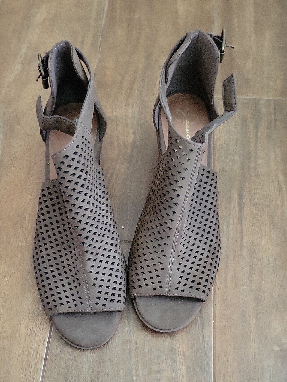 Jessica Simpson Brown Perforated Open-Toe Ankle-Strap Sandals